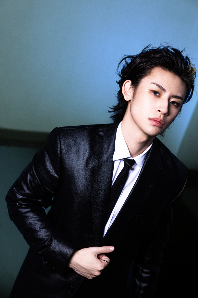 小鬼抱朋克小狗走红毯