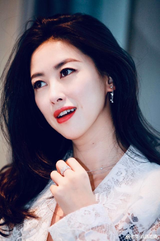 风姿摇曳,精英律师罗槟秘书栗娜性感又能干,靳东封她首席鞭策师