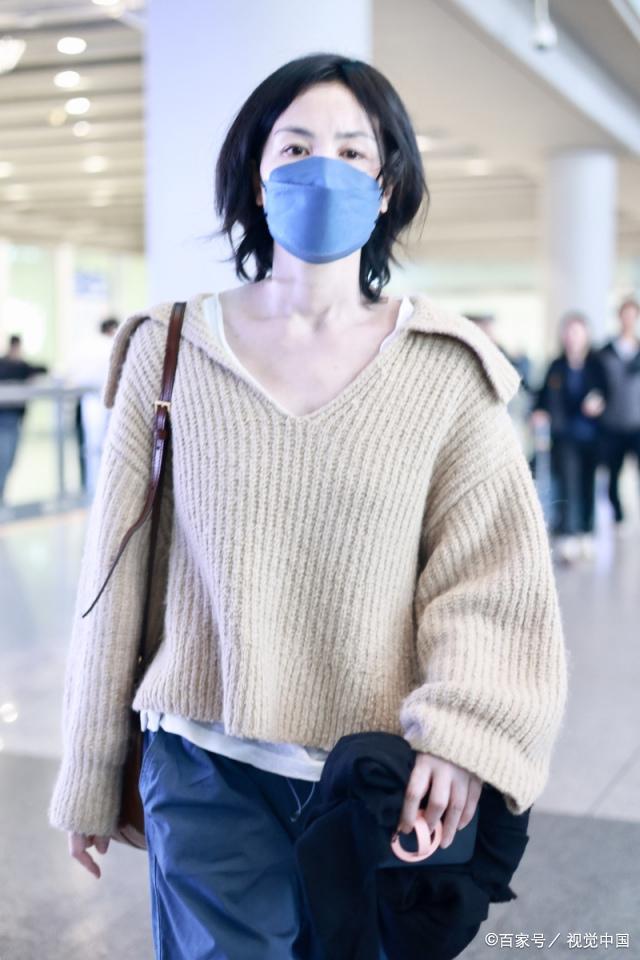 54岁王菲现身首都机场 短发毛衣清爽干练