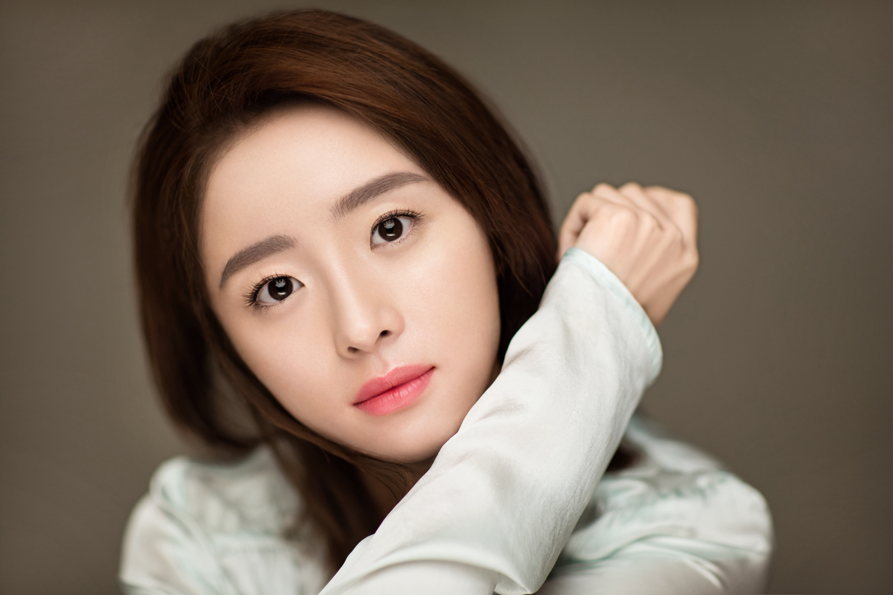 胡冰卿曝氧气写真 清新淡雅显温柔气质