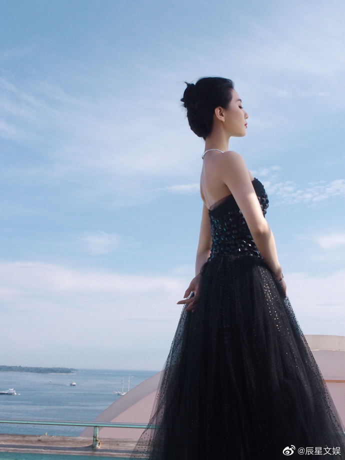 刘诗诗秀天鹅颈##刘诗诗仰角侧拍图