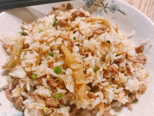 shasha芋头做的榨菜肉丝炒饭