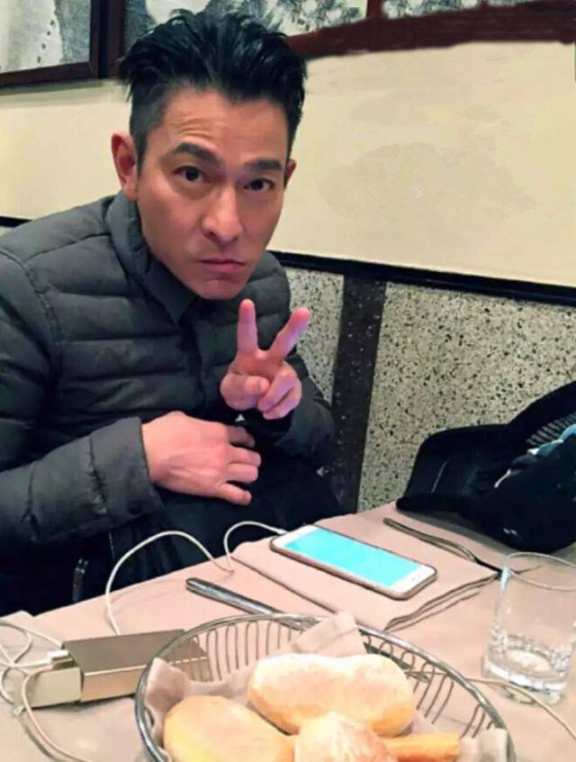 天王刘德华自拍照流出,超帅