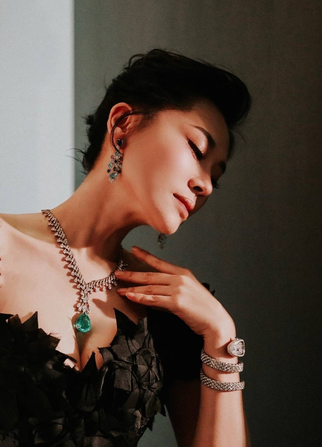 许晴穿黑色紧身裙秀曼妙身姿 皮肤紧致光滑超性感