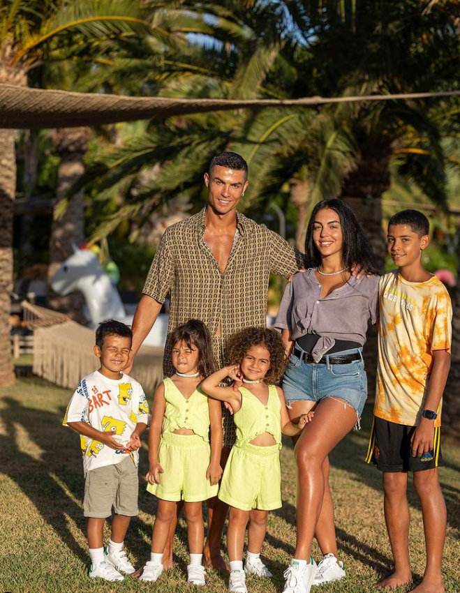 c罗全家福28岁乔治娜傲人身材抢镜5个孩子3个妈迷你罗发育