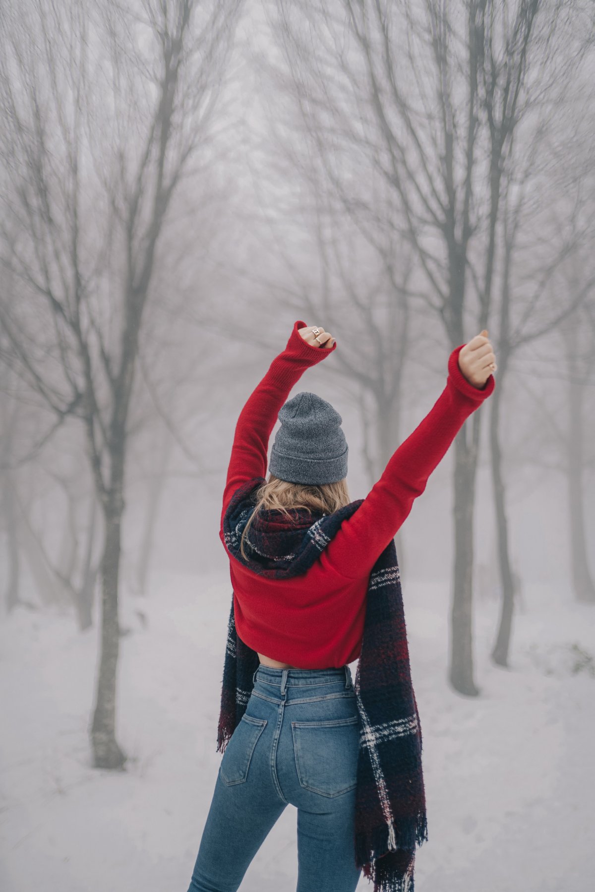 雪景长发美女背影图片