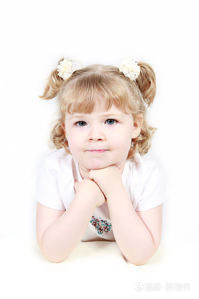 孤立在白色背景上的可爱小女孩照片-正版商用图片0vtxfh-摄图新视界