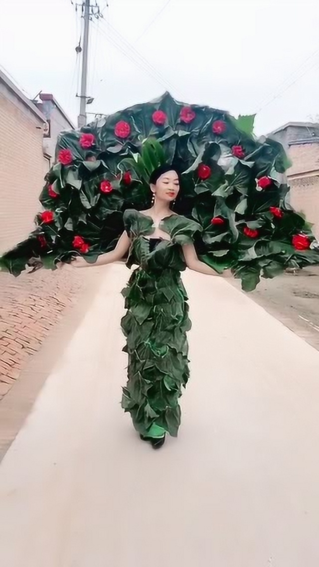 高手在民间,用树叶做出来的衣服,你们觉得好看吗?