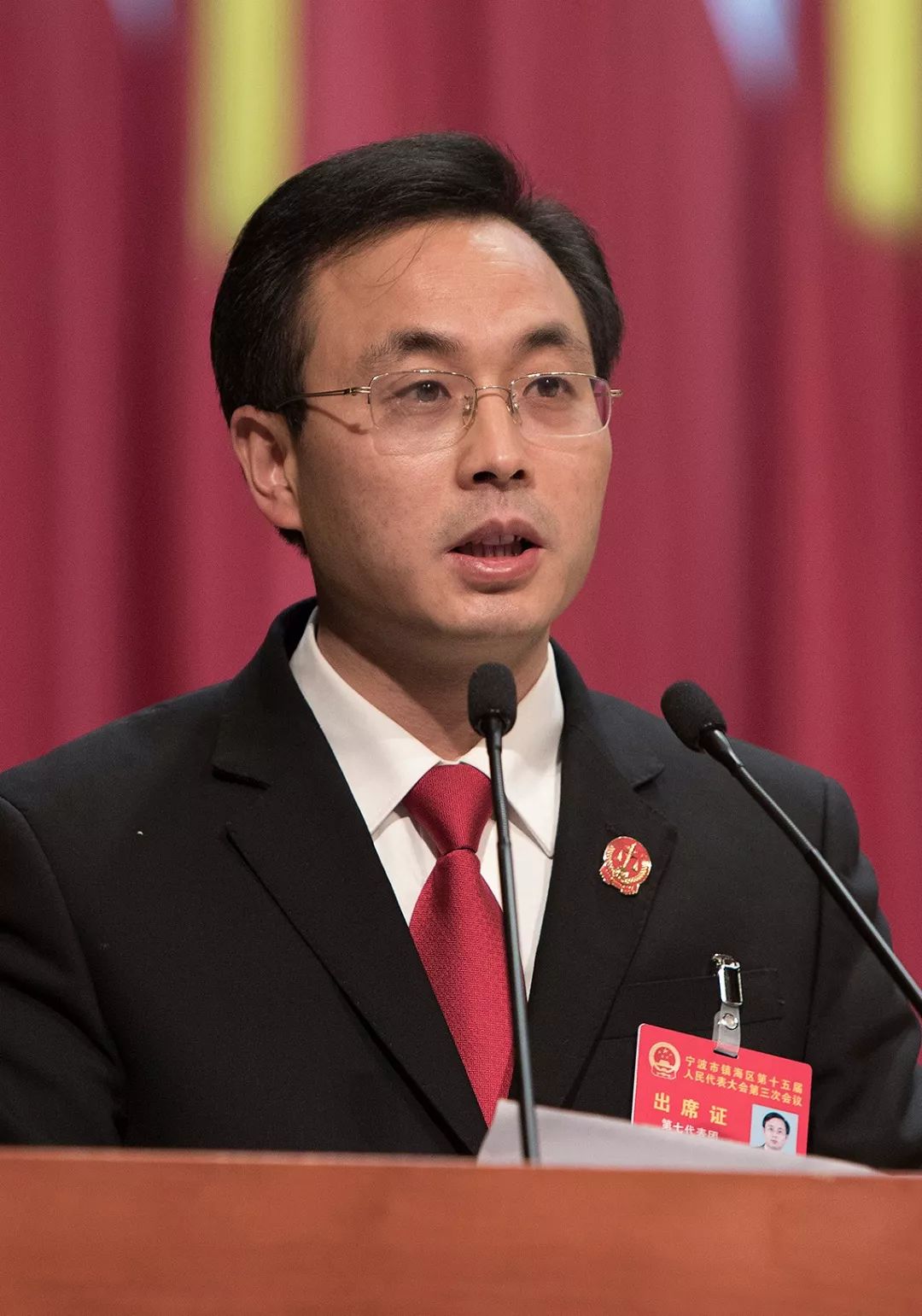 (图为洪学军作报告)区人民法院院长洪学军向大会报告了法院工作.