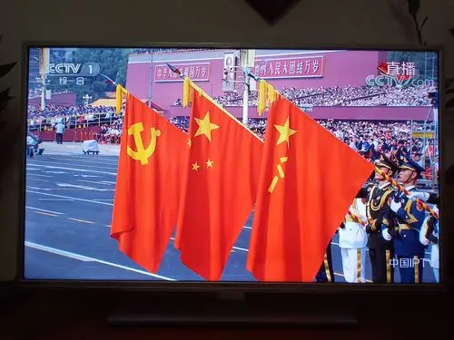 三面红旗迎风飘扬,我情不自禁地感叹到:中国经历了多少的艰难困苦,才