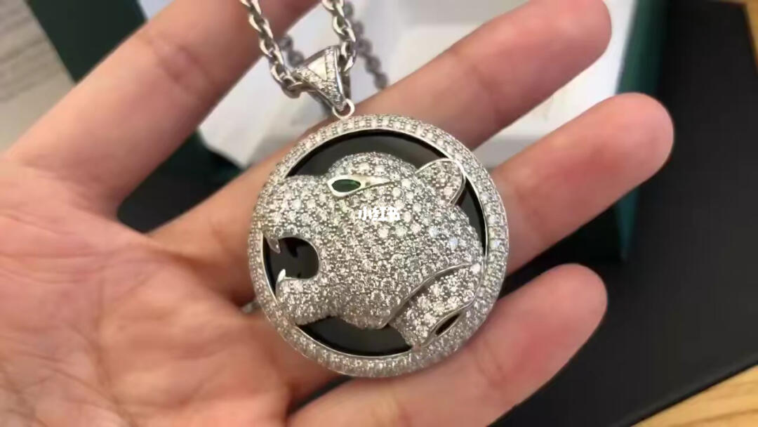 新款18k金镶嵌满钻豹子头男士吊坠钻石545ct石重439克编号clbkk945688