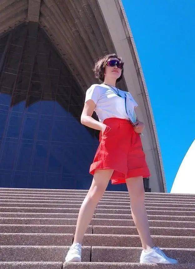 刘晓庆65岁是真的,穿牛仔裤还有双少女腿,显得好不真实啊!