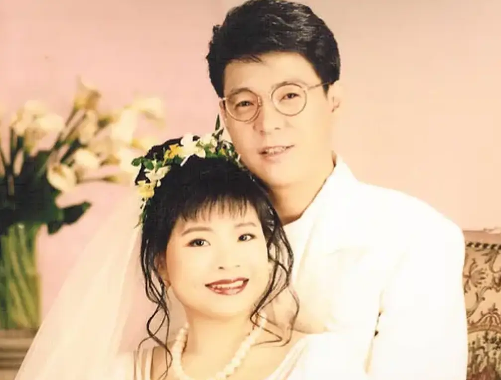 "忧郁王子"姜育恒:唱《再回首》走红,与妻子相恋39年成佳话