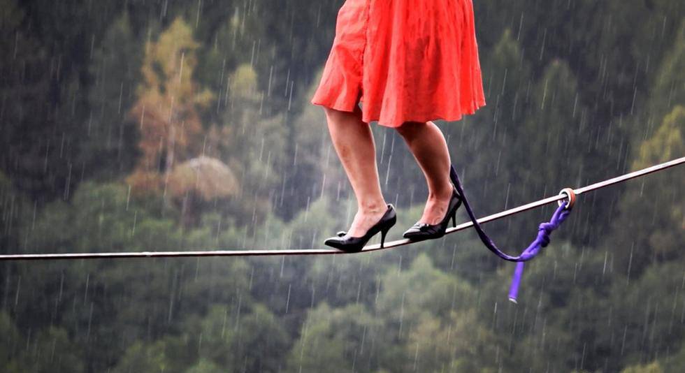 美国一女子穿高跟鞋走钢丝 极限运动挑战人心跳!(组图)