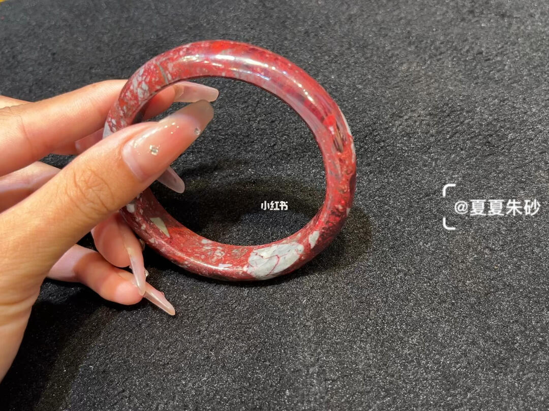 而成,业界唯一存货,注意7215注意7215这是一只纯原矿朱砂手镯