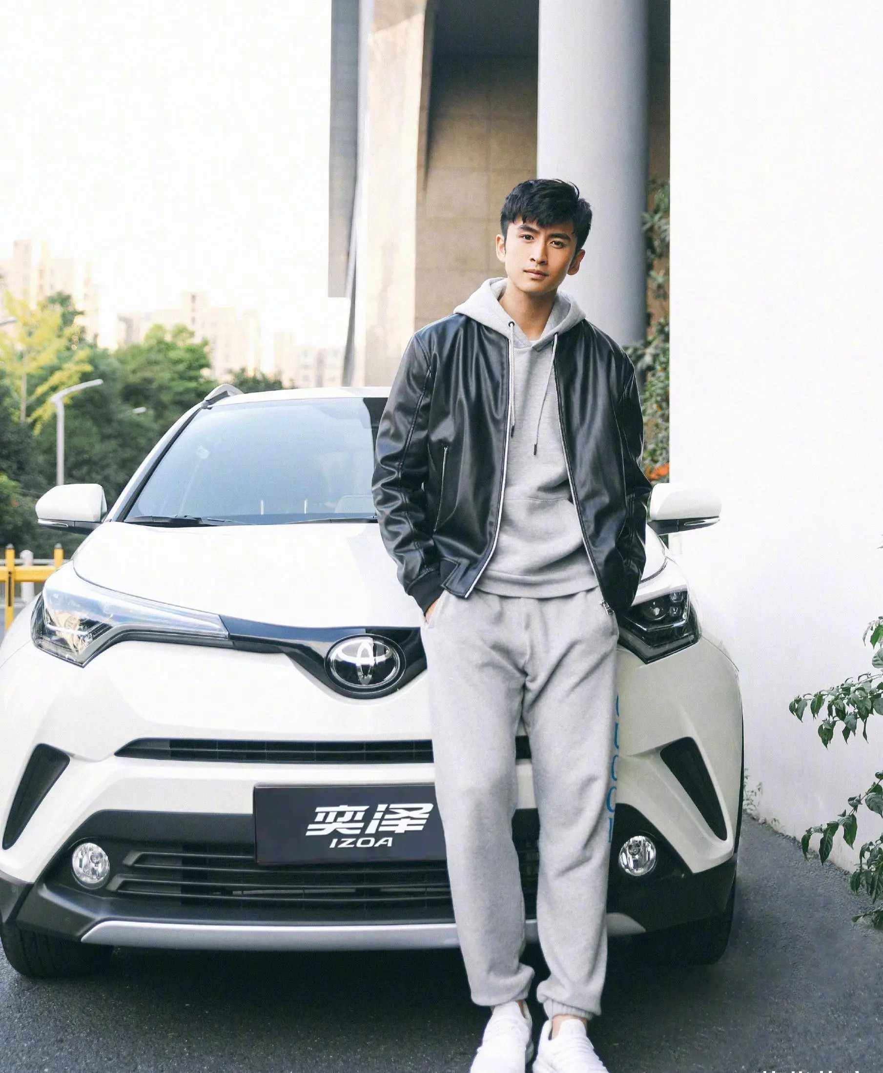 张云龙再现霸总穿搭,卫衣配皮衣毫无违和感,学生党照着穿也很帅_衬衫