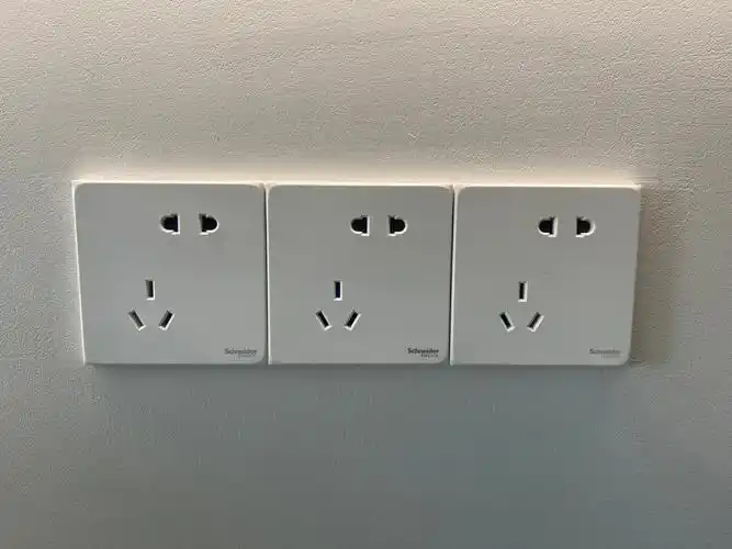 插座安装好了家里终于通电了