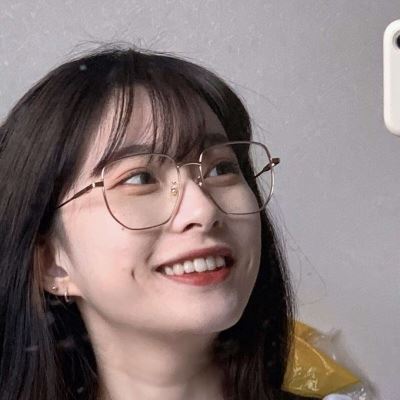 女生戴眼镜头像真人 女生头像眼镜控可爱