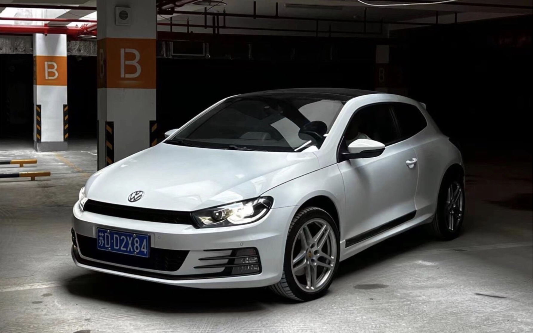 实拍白色大众尚酷和蓝色大众cc