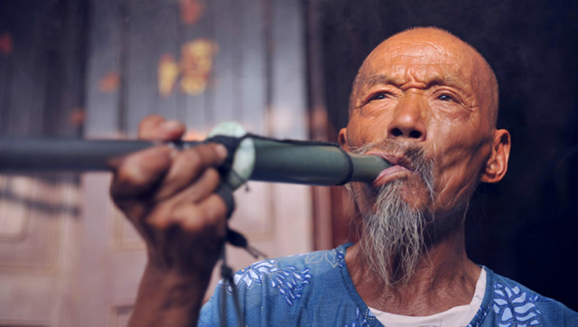 大爷抽烟30年,却远离肺癌,真相竟是它!