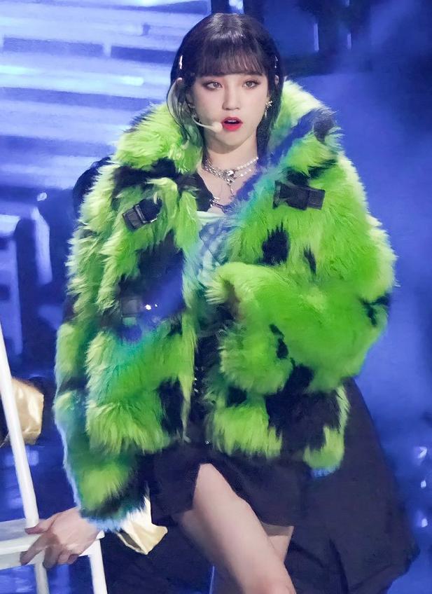 宋雨琦"小鸟腿"太绝了!站直像安上"假腿",不买保险太可惜