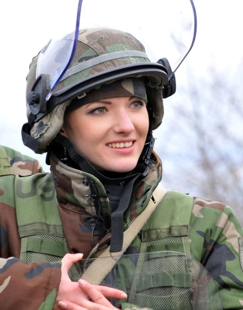 这国仅6500个军人女兵个个如花似玉