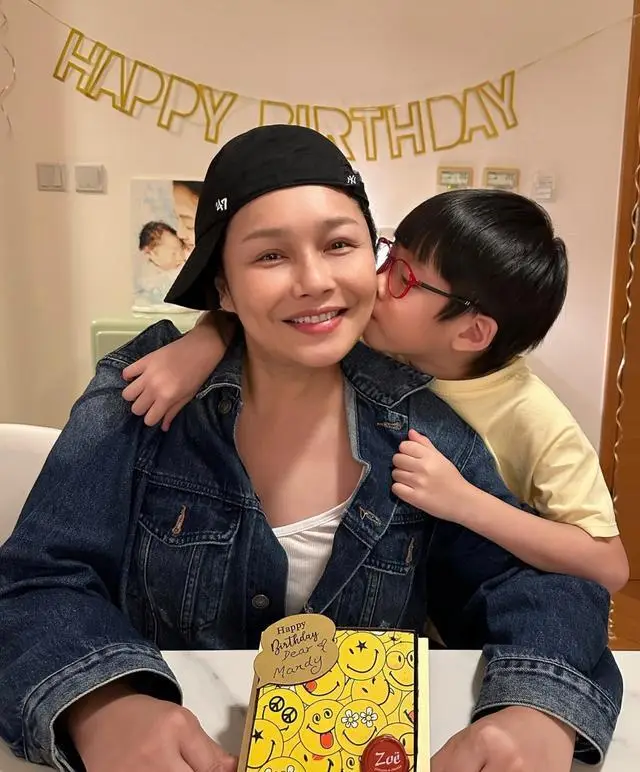 陈敏之昨日分享为好友严淑明庆祝生日的照片,可见陈敏之老公雷伟信与