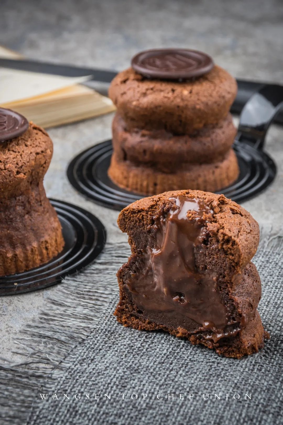 全网求的巧克力熔岩蛋糕四步就可以做成功巧克力爆浆太绝了