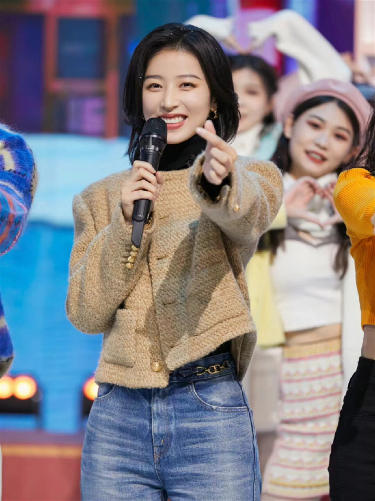 周雨彤更新你好星期六穿搭,驼色香风搭配牛仔裤搭配金色系耳饰,妥妥