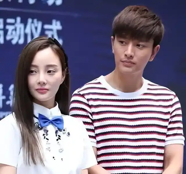 2017年最后一天,东方卫视跨年演唱会上,还请到了贾乃亮和他老婆一起