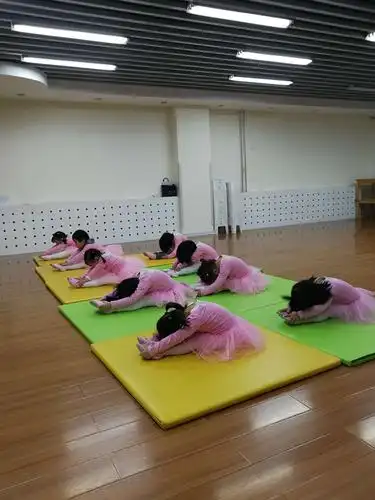 基本功练习完,小朋友休息好之后,我们就要开始舞蹈