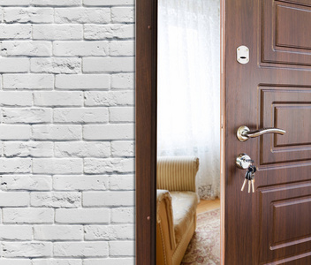 半开着的门的现代客厅特写照片