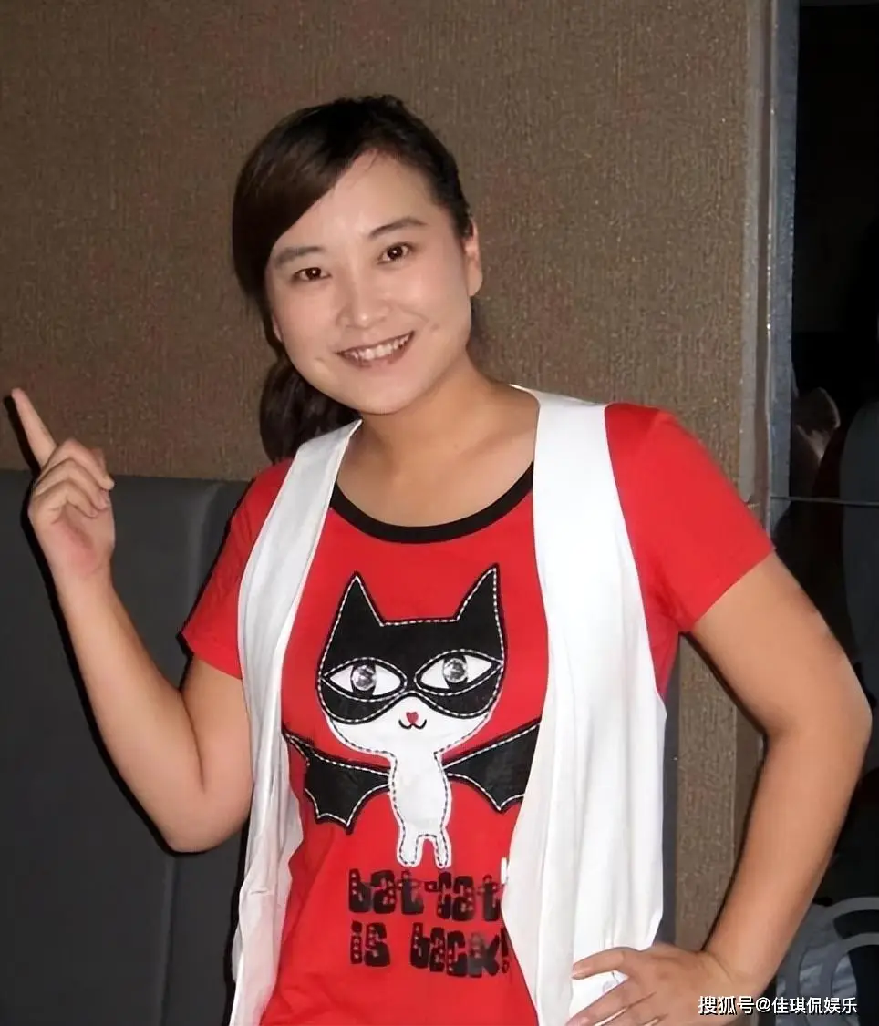 贾玲现身好莱坞,偶遇吴彦祖合照,酒窝和满脸皱纹治愈了容貌焦虑