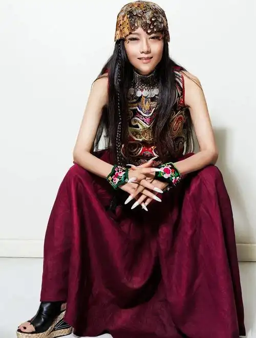 杨丽萍年轻时有多妖孽?连冯小刚都曾感叹:她不是人,是仙!-度小视