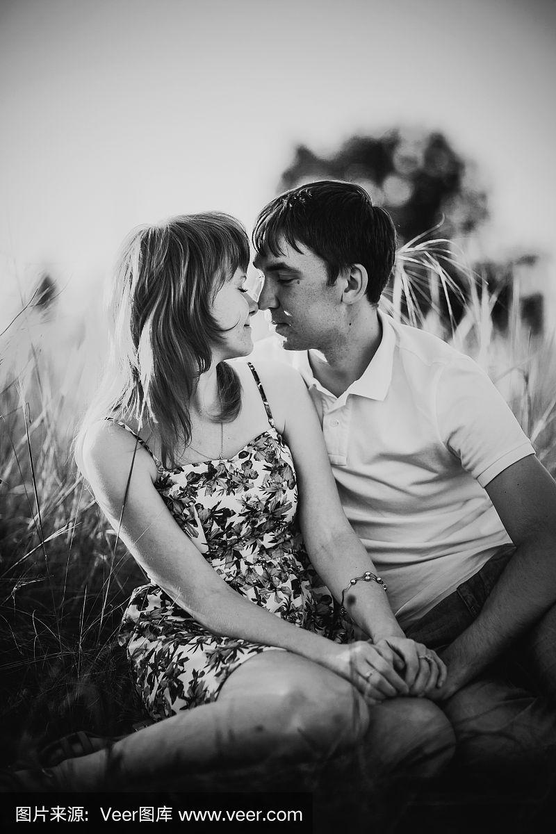黑白摄影浪漫的情侣站着亲吻