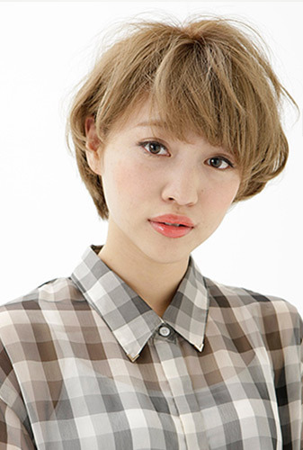 清爽的短发与浅亚麻色极其相配,蓬松爽朗的短发为夏日带来几分清凉,而