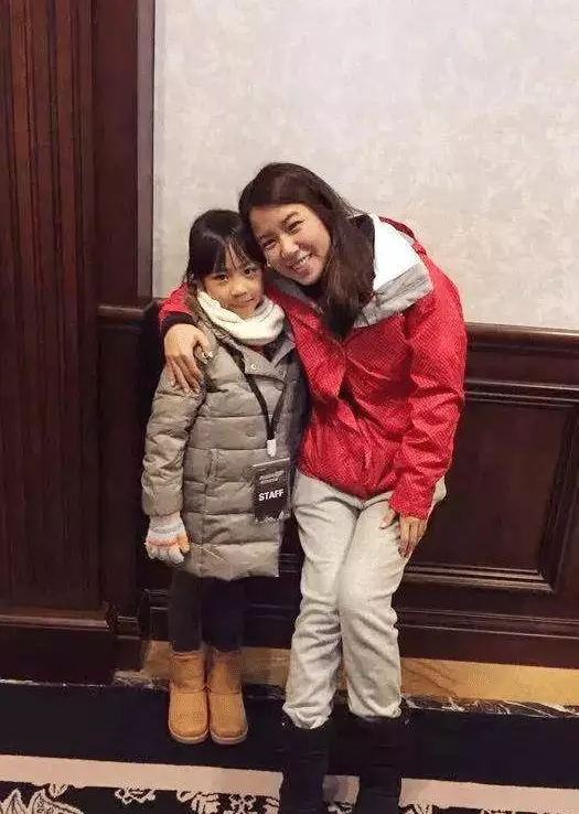 黎明罕见携妻女露面,小21岁助理老婆长相普通但气质清纯_wing_造型