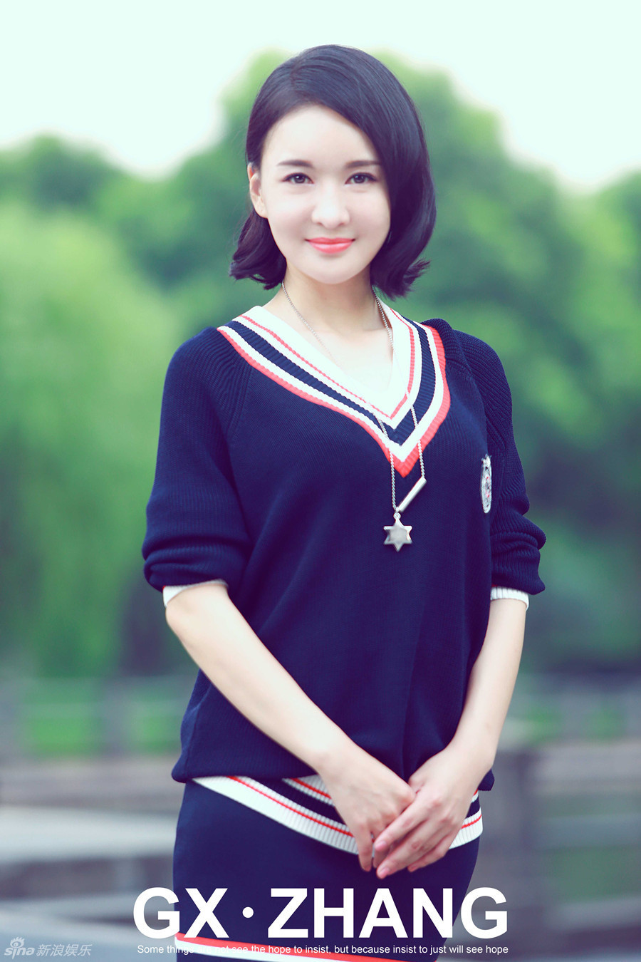 郑亦桐学院风写真 简约风情显温婉_高清图集_新浪网