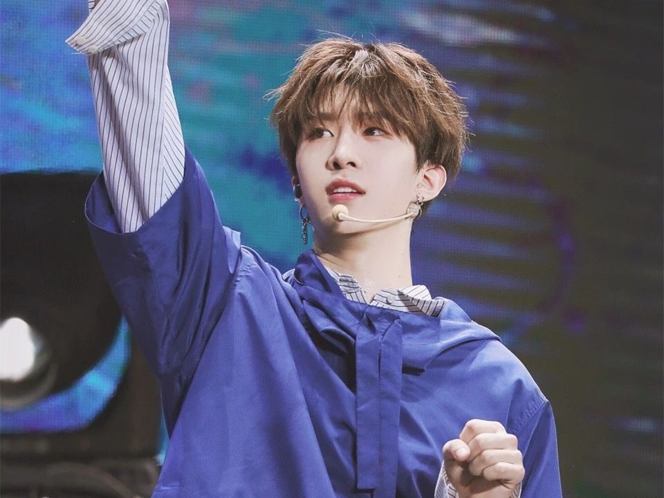 路人镜头下的范丞丞暴露真实颜值?没想到现实中的他是这个样子