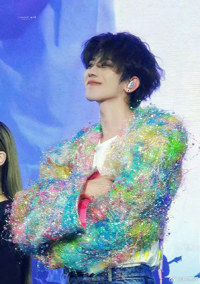 蔡徐坤超话#蔡徐坤顺毛侧颜##蔡徐坤范思哲全球品牌代言人##蔡徐坤