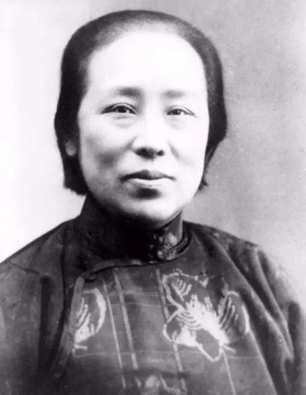 之后抗日战争爆发,北平变得鱼龙混杂,有一个名字叫汪精卫的经常带朋友