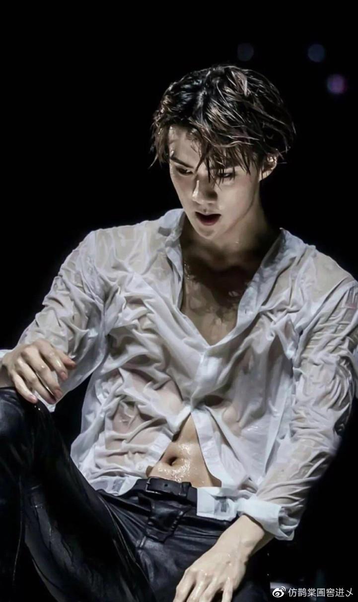 好身材男爱豆金秀贤腹肌巧克力朴灿烈手臂比脸大他鲨鱼线