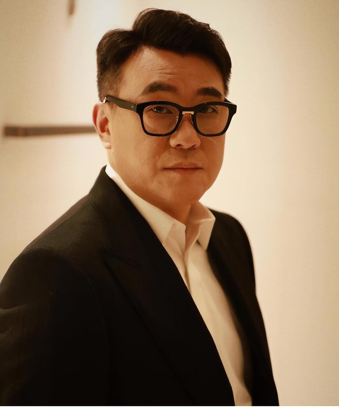 演员何冰为何结婚几十年零绯闻看看妻子是谁就知道了