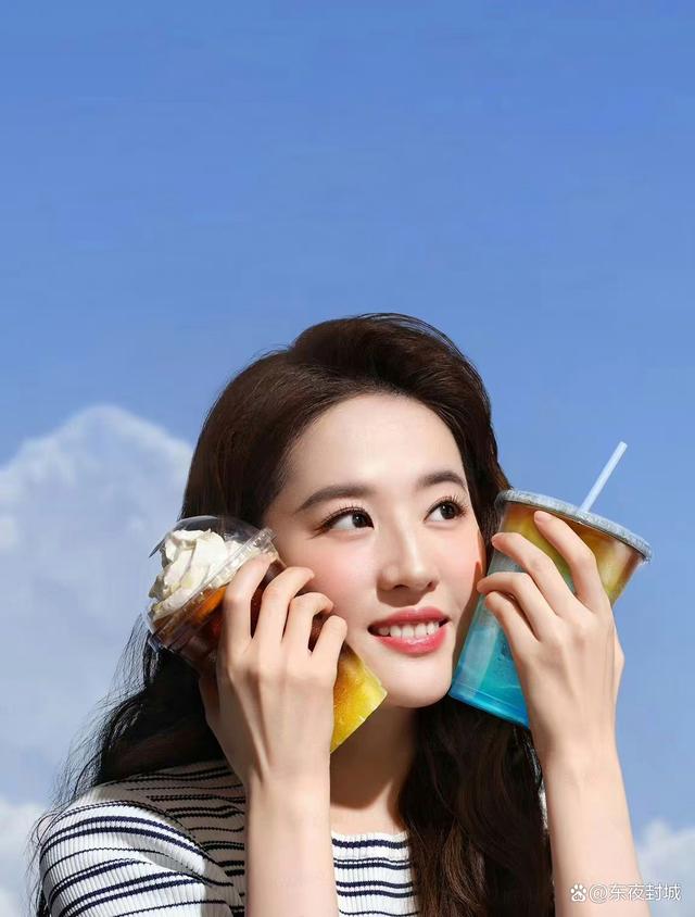 刘亦菲是娱乐圈的知名艺人,她已经入圈21年.