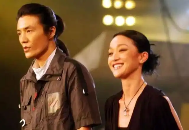 里短暂露了个脸,虽然他没啥大动静,但他的身份倒挺有意思,他是窦唯前