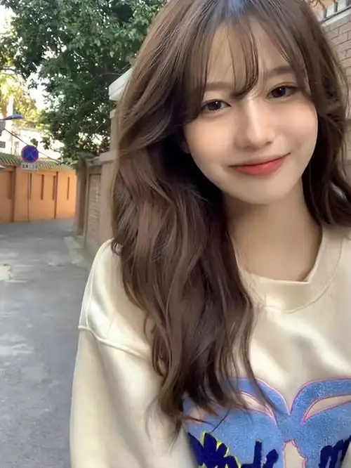 圆脸适合什么发型女2021图片短发,圆脸女生简单短发扎发,2022年新款