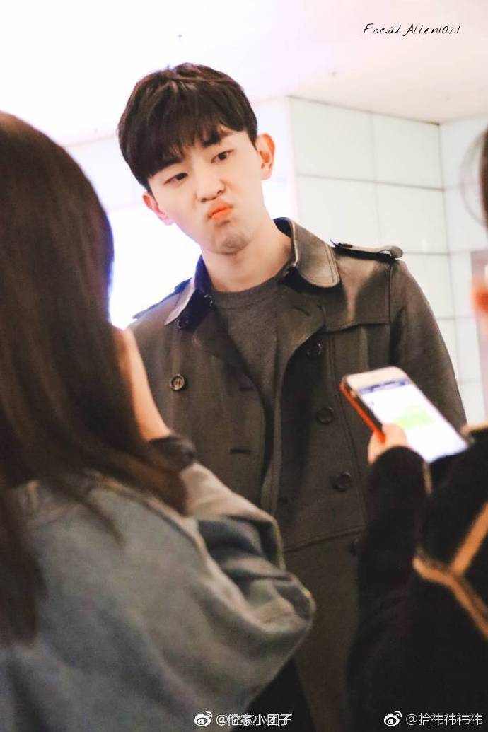 邓伦[超话]#我家小孩的嘟嘟嘴,出门在外嘟嘟嘴是要被亲亲的喔亲晕你