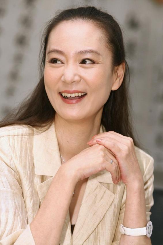 刘雪华是一位著名的演员,曾经是琼瑶剧的御用女主角,以泪眼影后的称号