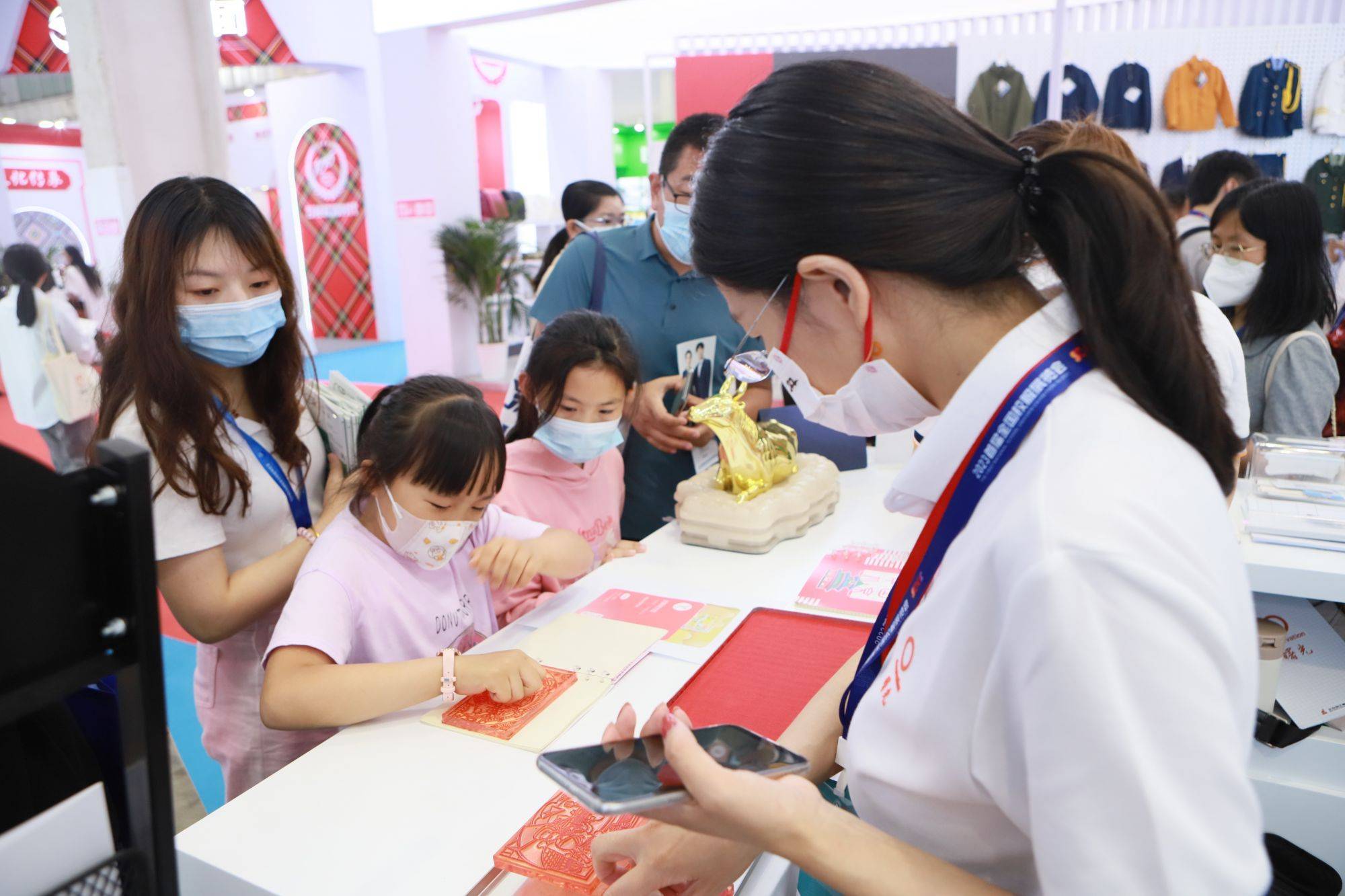 铜牛曙光亮相首届全国校服展_服务体系_校园_集团