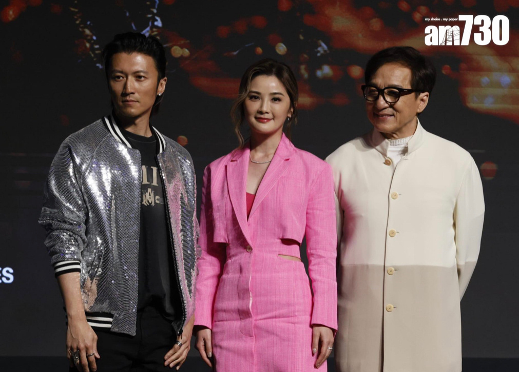 成龙和谢霆锋同台,谢霆锋有点拘谨还咳嗽几下,并向成龙鞠三次躬_电影